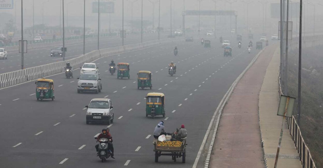 Vehicles on a smoggy morning in New Delhi. File Photo: Reuters/Anushree Fadnavis