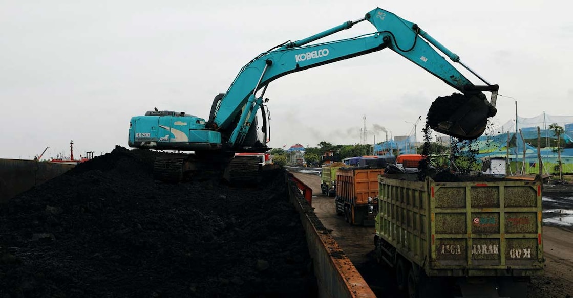 A heavy vehicle loads coal from the barge into a truck to be distributed, at the Karya Citra Nusantara port in North Jakarta, Indonesia. Photo: Reuters/Willy Kurniawan