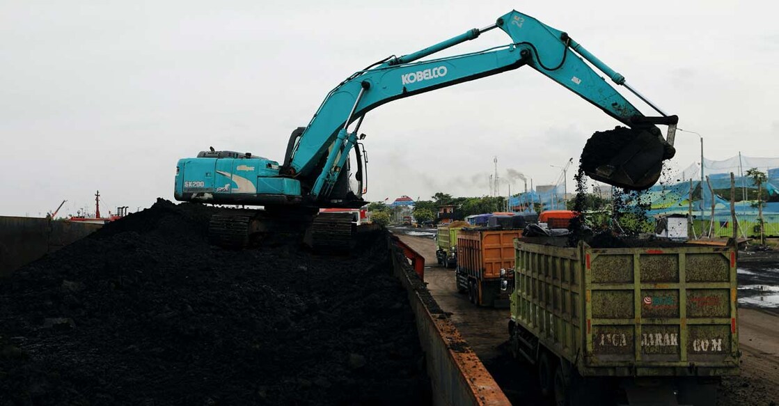 CLIMATE-UN-FINANCE A heavy vehicle loads coal from the barge into a truck to be distributed, at the Karya Citra Nusantara port in North Jakarta, Indonesia. Photo: Reuters/Willy Kurniawan