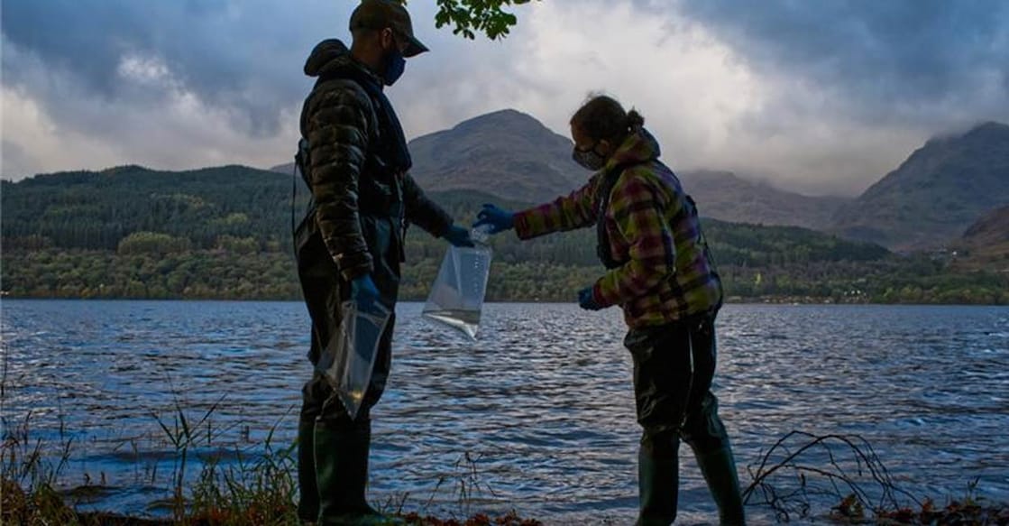 UK-GLOBAL-ENVIRONMENT-SUMMIT-TECHNOLOGY Scientists from monitoring company NatureMetrics collect water to then capture traces of DNA to identify local wildlife species in Scotland. Photo: NatureMetrics/Reuters
