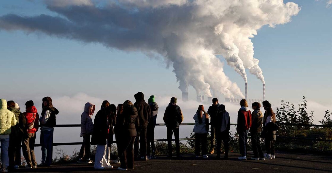 People watch smoke and steam billow from Belchatow Power Station, Europe's largest coal-fired power plant in Poland. Reuters/Kuba Stezycki/File Photo