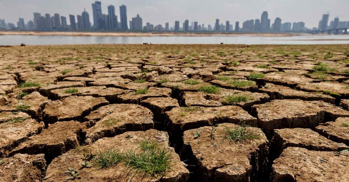 CLIMATE-UN-ADAPTATION Cracks run through the partially dried-up river bed of the Gan River, a tributary to Poyang Lake during a regional drought in Nanchang, Jiangxi province, China, August 28, 2022. Photo: Thomas Peter/File