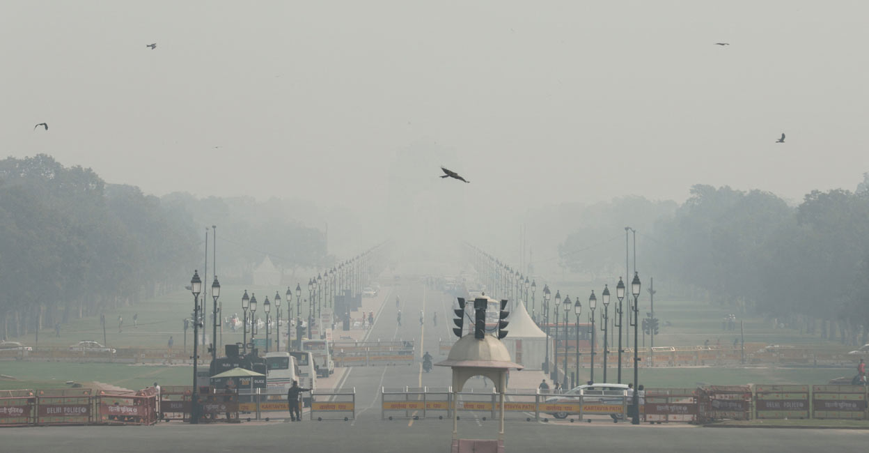 People walk on 'Kartavya Path' amidst the morning smog. Photo: Reuters/Anushree Fadnavis