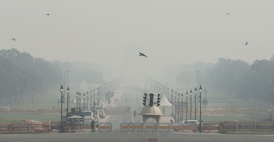 INDIA-POLLUTION People walk on 'Kartavya Path' amidst the morning smog. Photo: Reuters/Anushree Fadnavis
