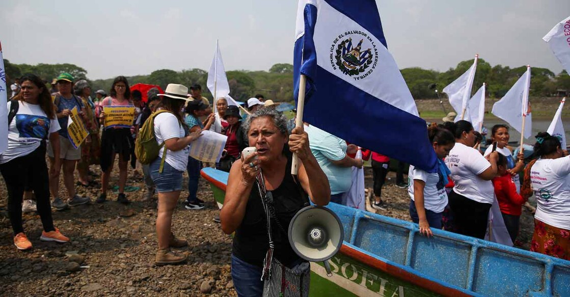 EARTH-DAY-EL-SALVADOR Environmental activists gather on the shore of Lake Guija during a protest against mining ahead of Earth Day in San Antonio Pajonal, El Salvador. Photo: Reuters/Jose Cabezas