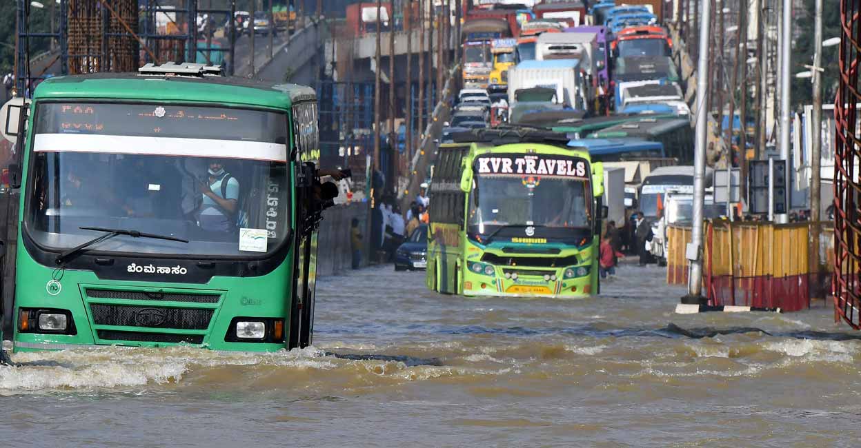 Traffic moves through a water-logged road following torrential rains in Bengaluru. Photo:Reuters/Samuel Rajkumar