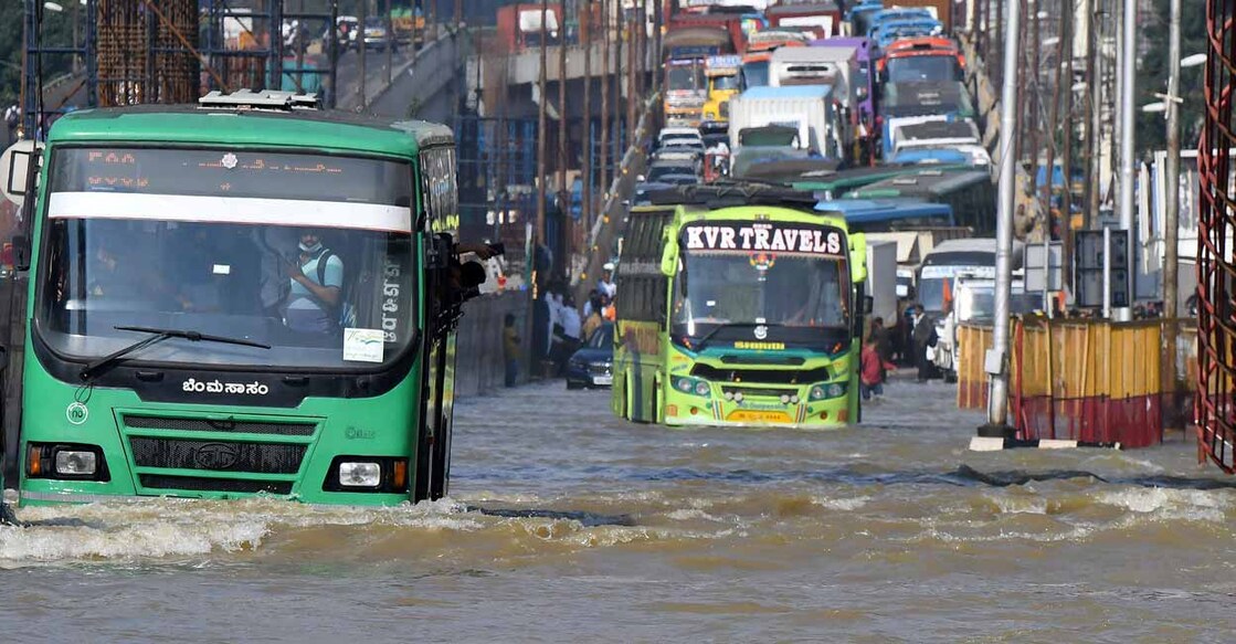 INDIA-WEATHER Traffic moves through a water-logged road following torrential rains in Bengaluru. Photo:Reuters/Samuel Rajkumar