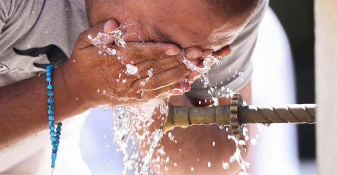 A tourist uses a fountain to cool off amid a heatwave, in Sarajevo, Bosnia and Herzegovina. Photo: REUTERS/Amel Emric