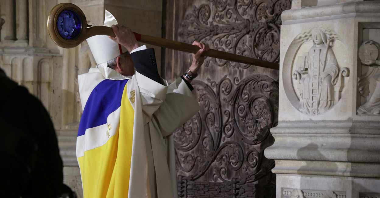 FRANCE-NOTREDAME Paris' archbishop Laurent Ulrich inaugurates the Notre Dame de Paris Cathedral by knocking on the doors during the reopening ceremony of the Notre Dame de Paris Cathedral. Photo: CHRISTOPHE PETIT TESSON/Pool via REUTERS