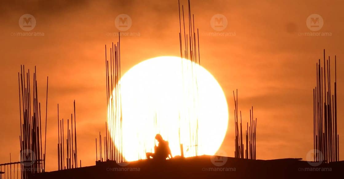 The state is reeling under sweltering heat now, and several regions have touched record temperatures. A scene from Kottayam. Photo: Harilal / Manorama