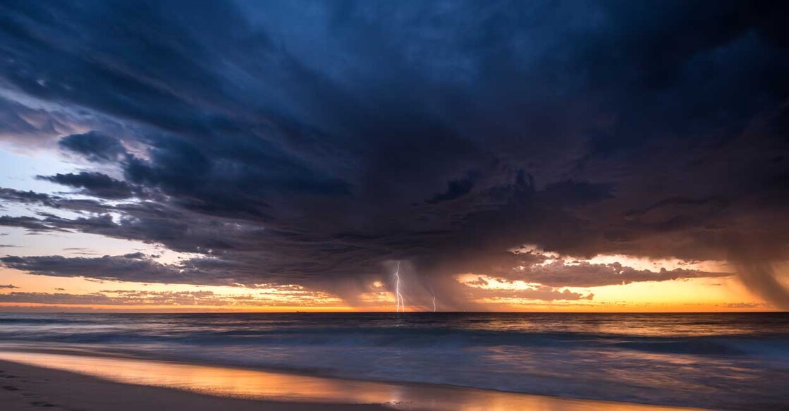 In suppressed convective phase, winds converge on the surface of the Indian Ocean, the air surges up, diverges at the top and condenses again causing rain. JohnCrux/iStock