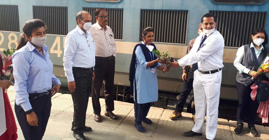 women-crew-run-goods-train