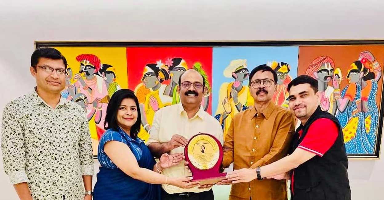 sonia-sunny-c Pravasi Legal Cell's Best Activist Award being presented to Adv Sonia Sunny. Photo: Special arrangement