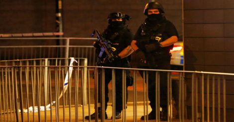  Bomb threat at a college in Manchester, UK army & police rushed to spot