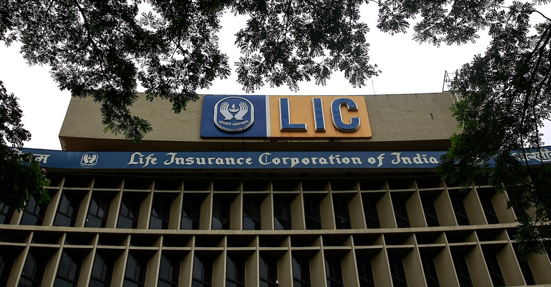 FILE PHOTO: An exterior view of Life Insurance Corporation of India's (LIC) headquarters is seen in Mumbai September 18, 2014.  REUTERS/Danish Siddiqui