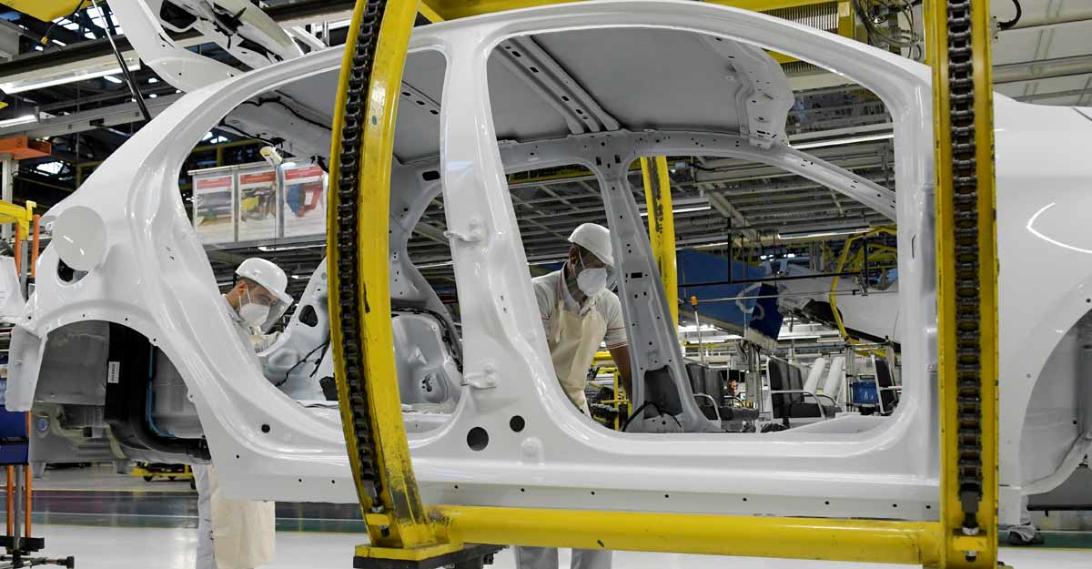 Fiat Chrysler Automobiles assembly workers build a 2020 Argo model at the Assembly Plant in Betim near Belo Horizonte, Brazil. REUTERS/Washington Alves