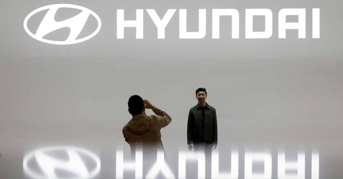 Visitors take photographs in front of the logo of Hyundai Motor during the 2019 Seoul Motor Show in Goyang, South Korea, March 28, 2019. Photo: Reuters/Kim Hong-Ji/File