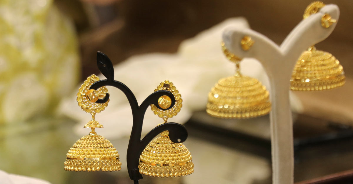 INDIA-GOLD-DEMAND Customer looks at gold earrings at a jewellery showroom during Dhanteras, a Hindu festival associated with Lakshmi, the goddess of wealth, amidst the spread of COVID-19 in Mumbai, India, November 13, 2020. REUTERS/Niharika Kulkarni