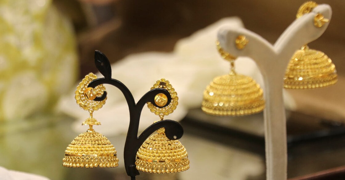 Customer looks at gold earrings at a jewellery showroom during Dhanteras, a Hindu festival associated with Lakshmi, the goddess of wealth, amidst the spread of COVID-19 in Mumbai, India, November 13, 2020. REUTERS/Niharika Kulkarni