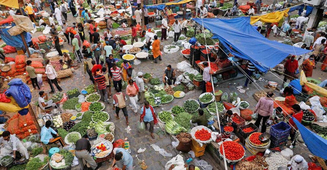 People shop at a crowded wholesale vegetable market after authorities eased coronavirus restrictions, following a drop in COVID-19 cases, in the old quarters of Delhi, India, June 23, 2021. Reuters/Adnan Abidi