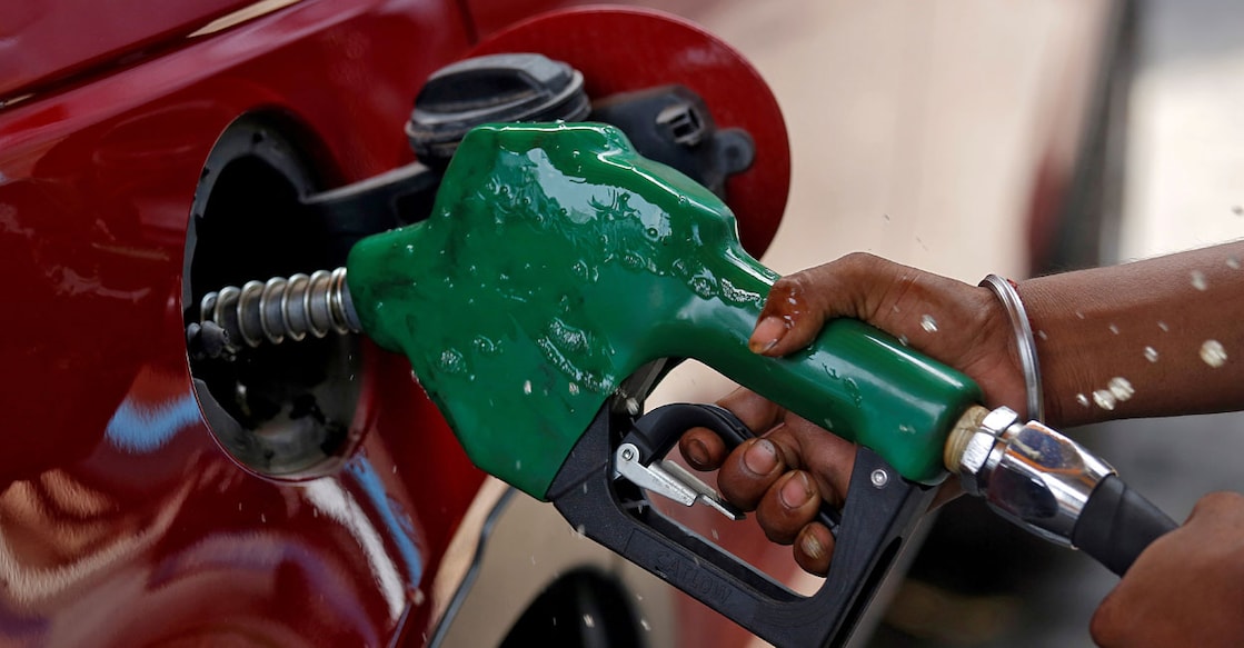 A worker holds a nozzle to pump petrol into a vehicle at a fuel station in Mumbai, India, May 21, 2018. File Photo: REUTERS/Francis Mascarenhas