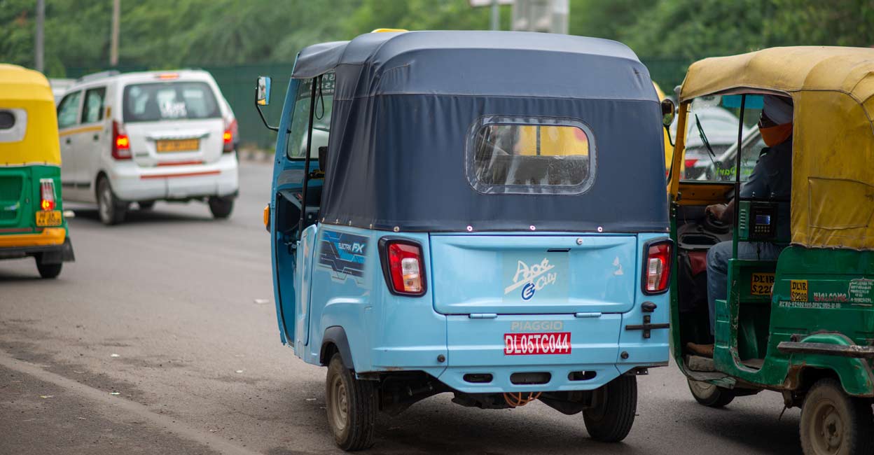 An electric three wheeler on road of Delhi