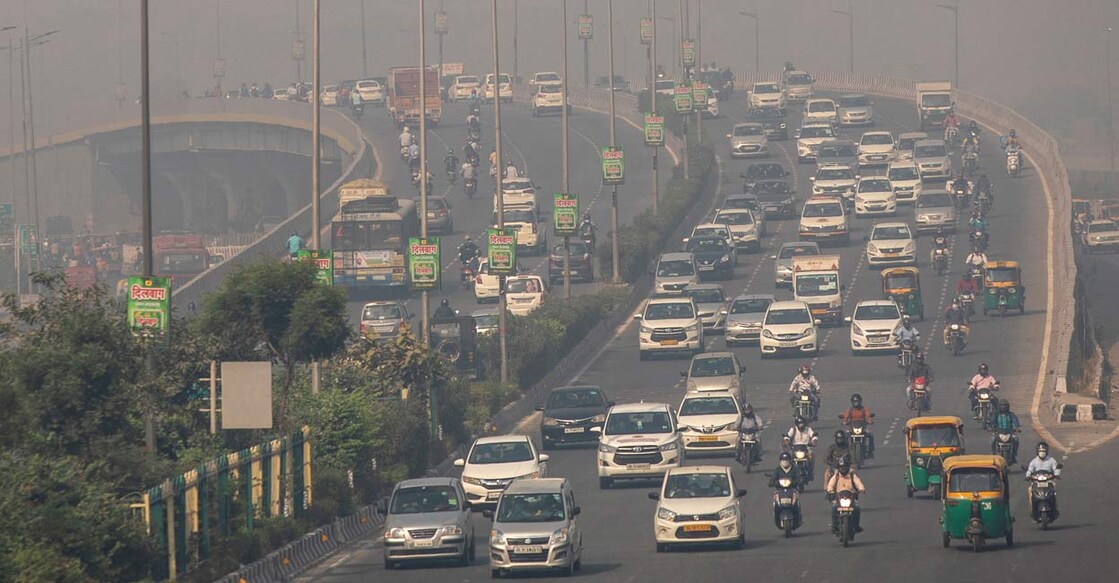 Traffic moves on a smoggy morning in New Delhi, India, October 23, 2020. Photo: REUTERS/Danish Siddiqui