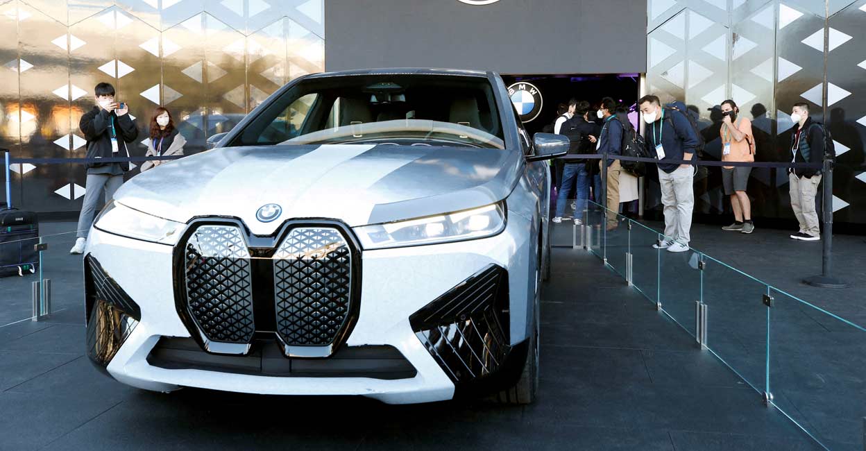 TECH-CES A BMW iX Flow with color-shifting material is displayed during CES 2022 at the Las Vegas Convention Center. Photo: Reuters/Steve Marcus