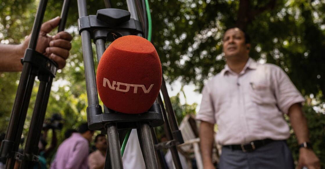 A microphone of New Delhi Television (NDTV) is placed on a tripod along a roadside in New Delhi, India, August 26, 2022. Photo: Reuters/Adnan Abidi