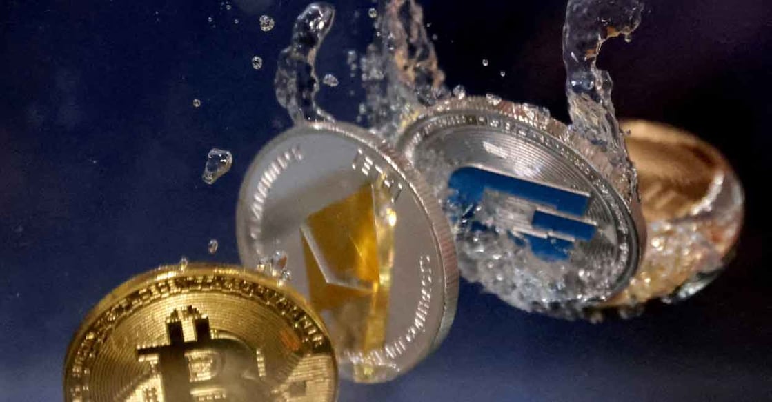 Representations of cryptocurrencies plunge into water in this illustration taken, May 23, 2022. REUTERS/Dado Ruvic/Illustration/File Photo