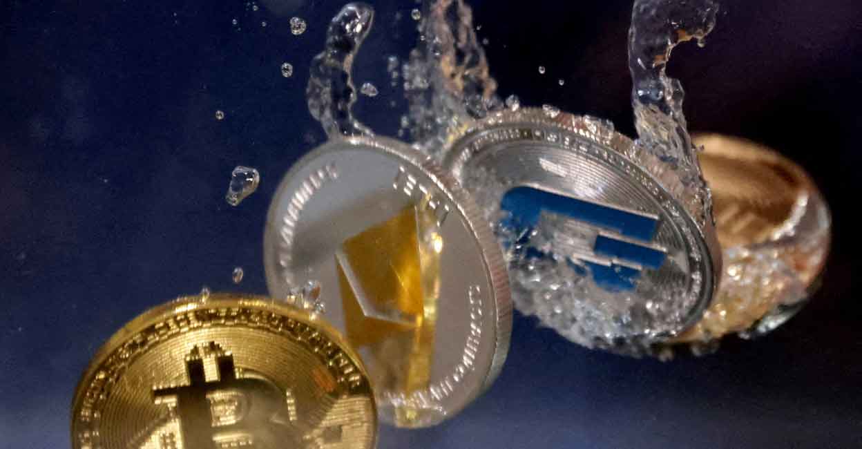 Representations of cryptocurrencies plunge into water in this illustration taken, May 23, 2022. REUTERS/Dado Ruvic/Illustration/File Photo