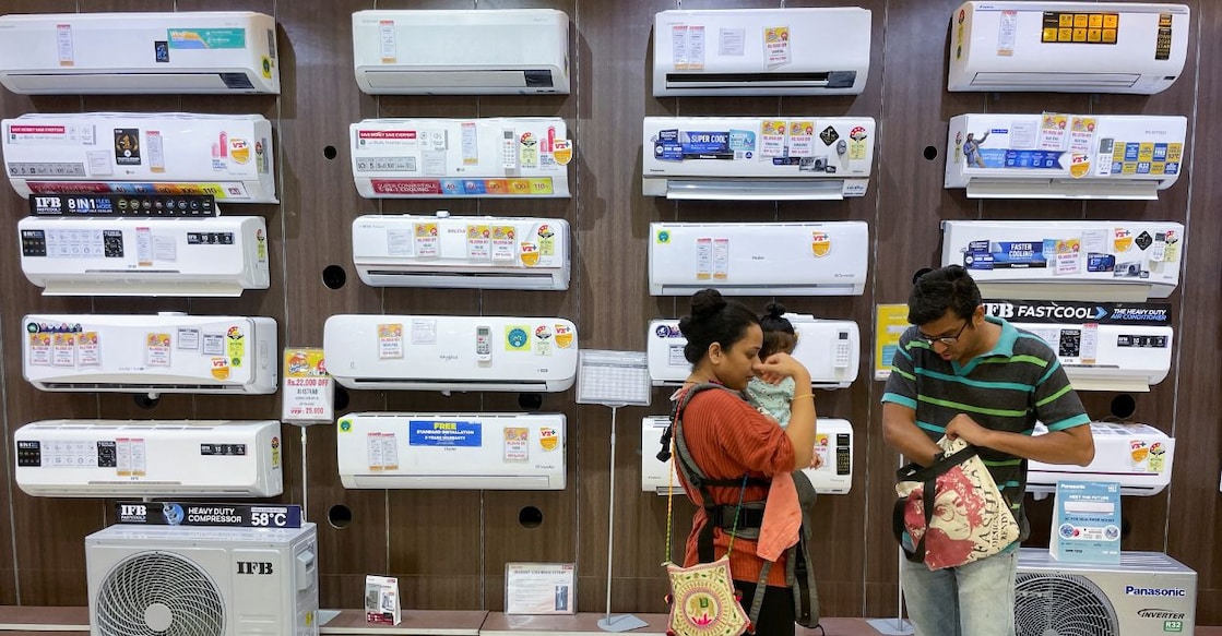 inflation-retail People shop for an air conditioner inside an electronics store in Mumbai, India, on May 19, 2022. Photo: Reuters/Francis Mascarenhas