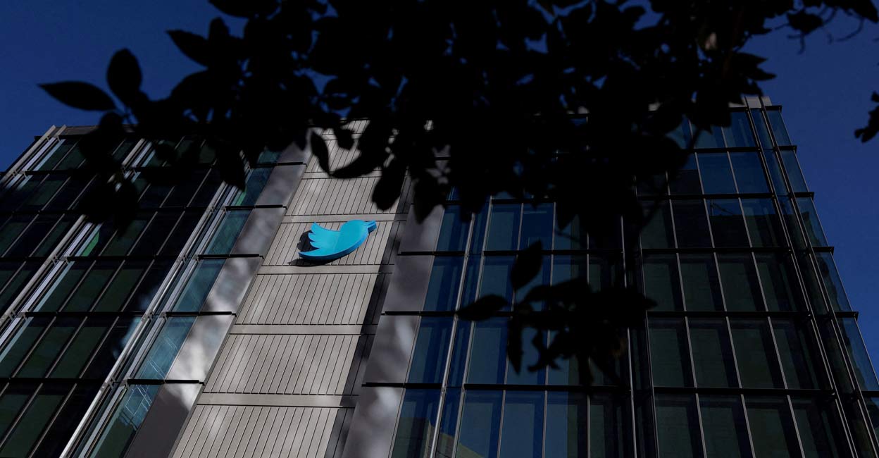 In a 24-hour poll later by Musk on Twitter on whether to restore the journalists' accounts, 58.7% votes were in favor of restoring them immediately :  REUTERS/Carlos Barria/File Photo