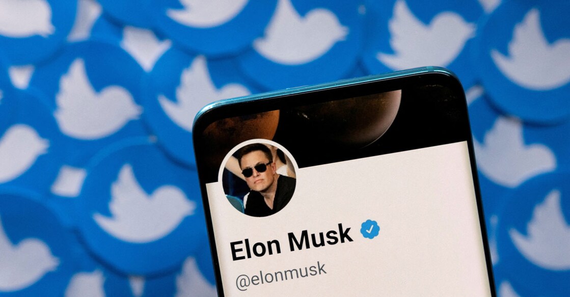 TWITTER-BLUE-SERVICE Musk, in a series of tweets last week listed various grievances with Apple, including the 30% fee the iphone maker charges software developers for in-app purchases: REUTERS/Dado Ruvic/Illustration/File Photo