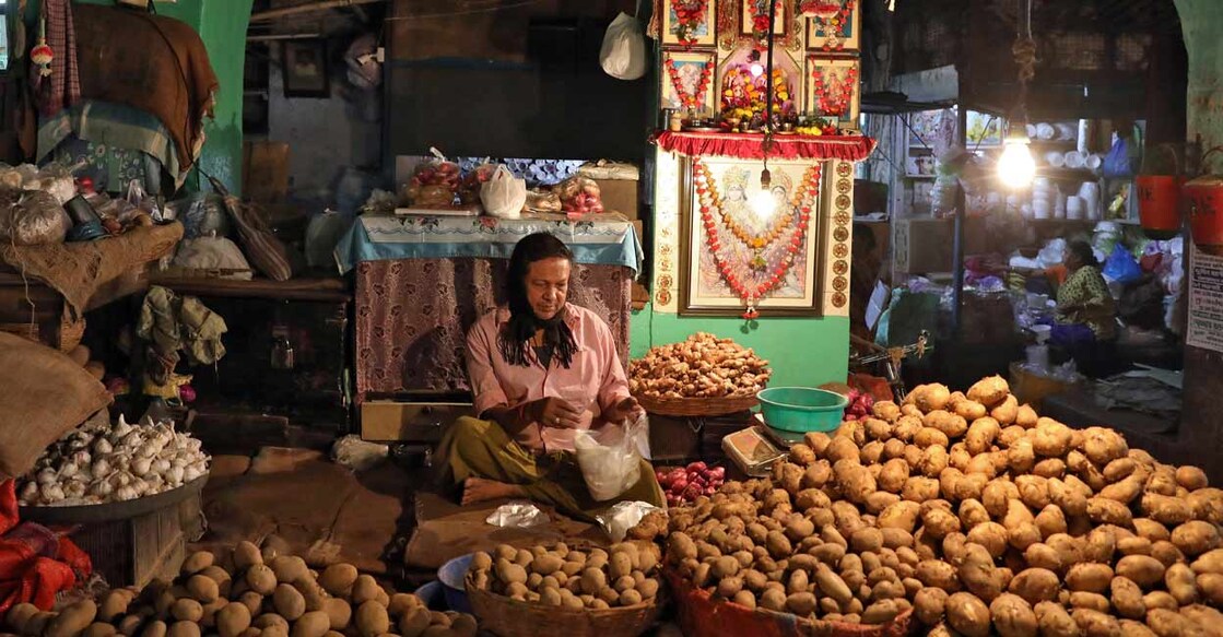 INDIA-ECONOMY-INFLATION A vendor waits for customers at his shop inside a vegetable market in Kolkata, India, February 12, 2020. Photo: Reuters/Rupak De Chowdhuri