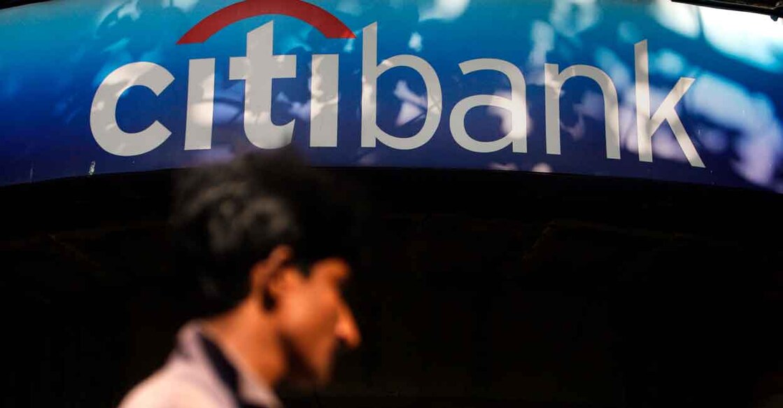 A man walks in front of a Citibank branch in Mumbai November 20, 2008. REUTERS/Arko Datta 