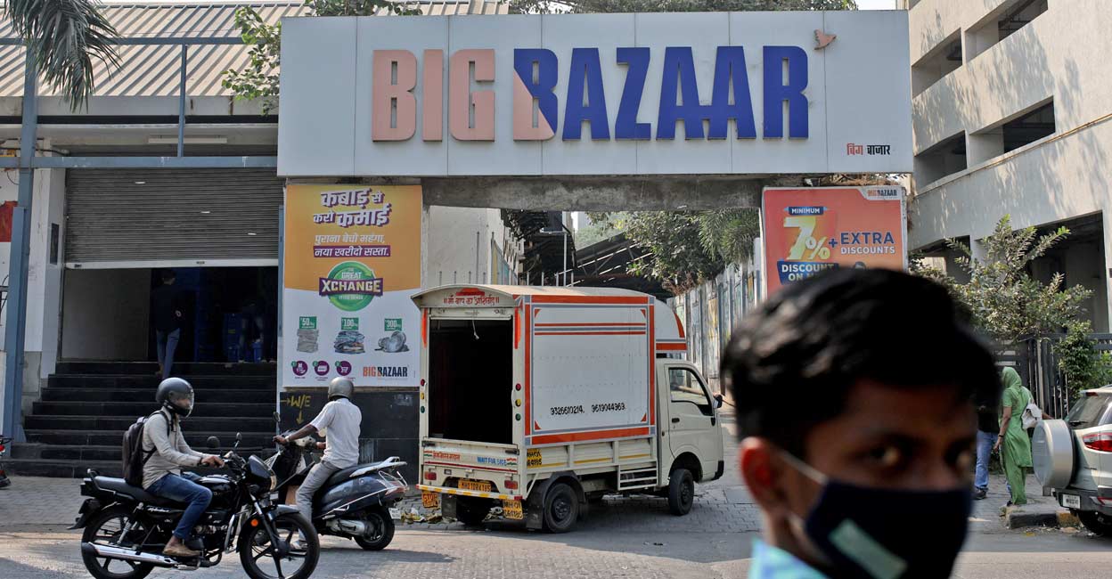 AMAZON-COM-INDIA-FUTURE-RELIANCE People move past a Future Retail's closed Big Bazaar retail store in Mumbai, March 2, 2022. Picture taken March 2, 2022. Photo: REUTERS/Francis Mascarenhas