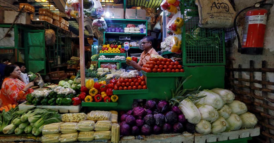 A vendor sells vegetables at a retail market in Kolkata, India, December 12, 2018. Photo: Rupak De Chowdhuri/Reuters