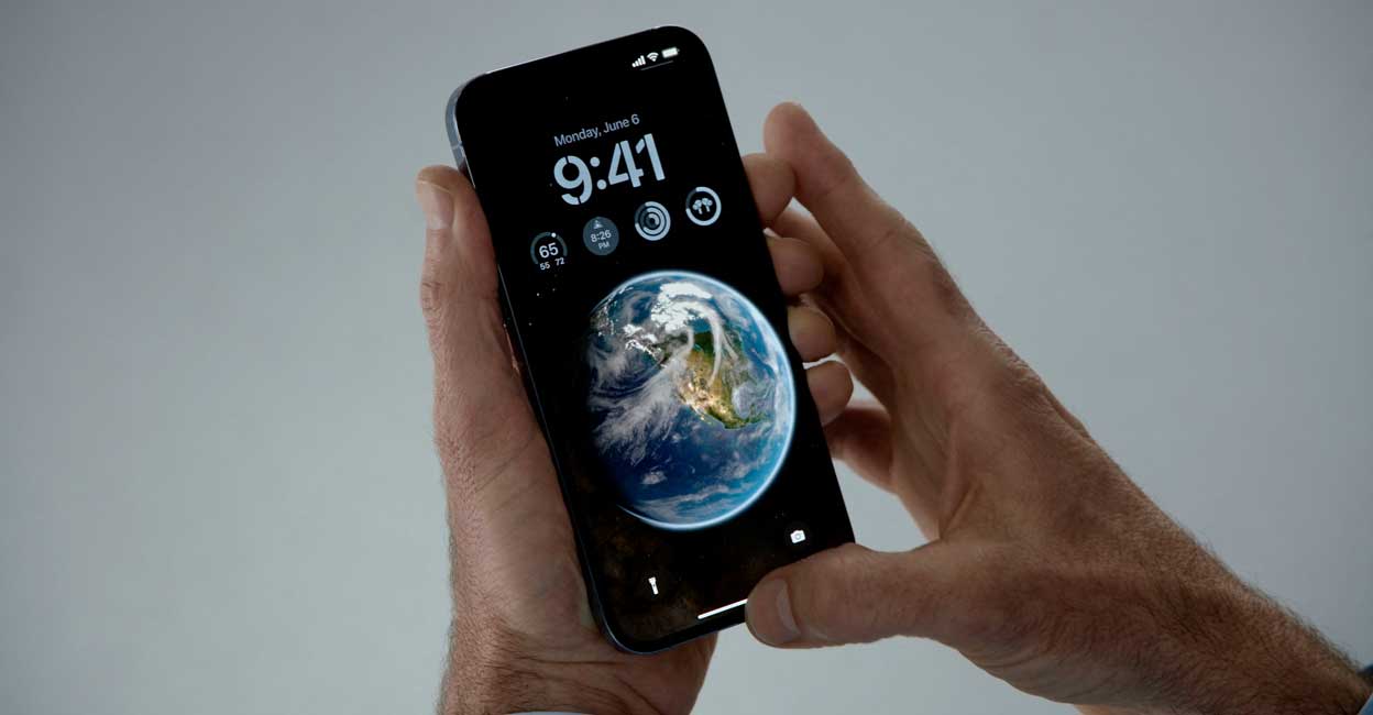 Apple's senior vice president of software engineering Craig Federighi showcases iOS 16's reimagined lock screen in this still image from the keynote video kicking off WWDC22 in Cupertino, California, released June 6, 2022. Photo: Apple Inc./Handout via Reuters