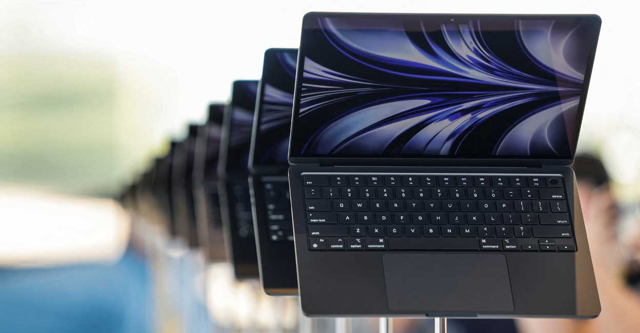 A new MacBook Air running M2 chip is seen displayed during Apple's annual Worldwide Developers Conference in San Jose, California, U.S. June 6, 2022. Photo: Peter DaSilva/Reuters
