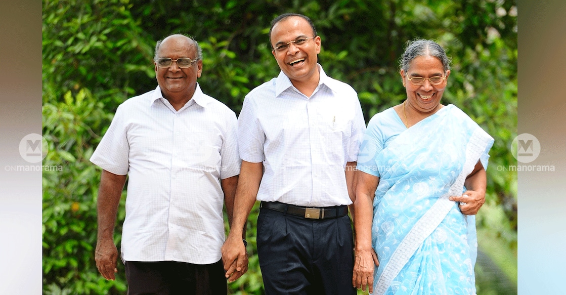John Kuriakose with his parents. File photo: Manorama
