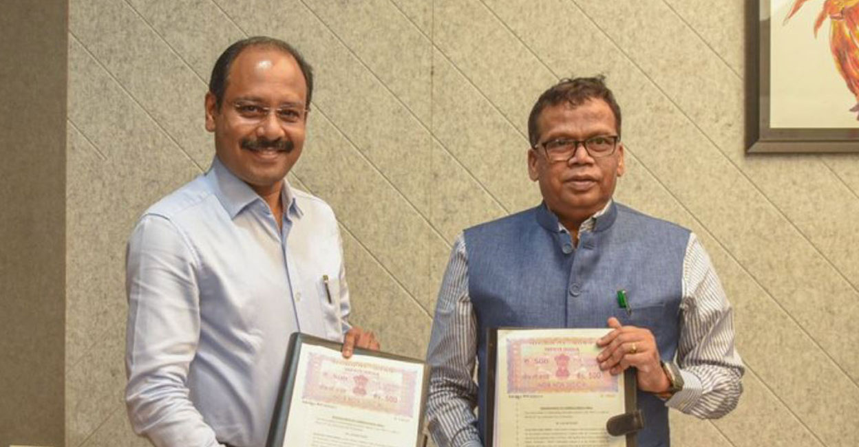 Infopark CEO Susanth Kurunthil and KMRL MD Loknath Behera signed an MoU to open flexi IT workspaces at the Kochi Metro building. Photo: Kochi Metro Rail/ X