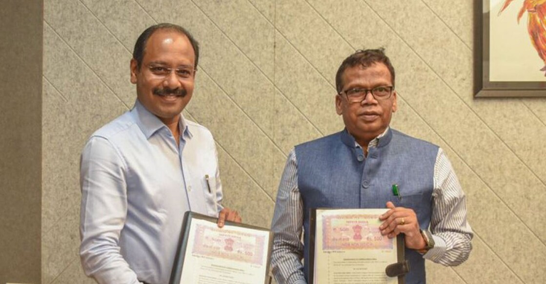 Infopark CEO Susanth Kurunthil and KMRL MD Loknath Behera signed an MoU to open flexi IT workspaces at the Kochi Metro building. Photo: Kochi Metro Rail/ X