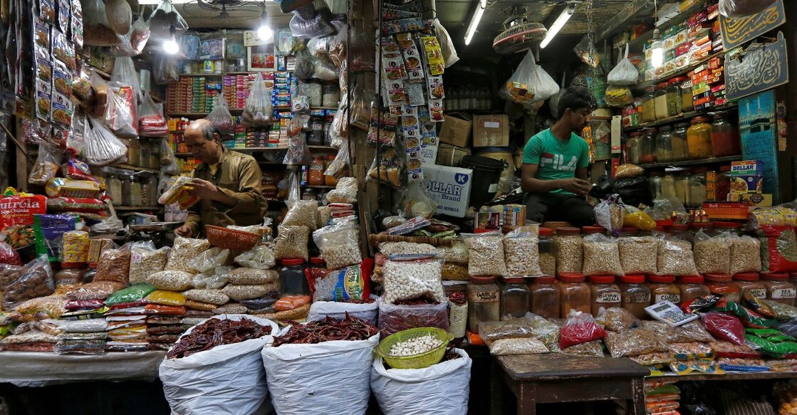 Vendors wait for customers at their respective shops at a retail market in Kolkata, India, December 12, 2018. Photo: Reuters