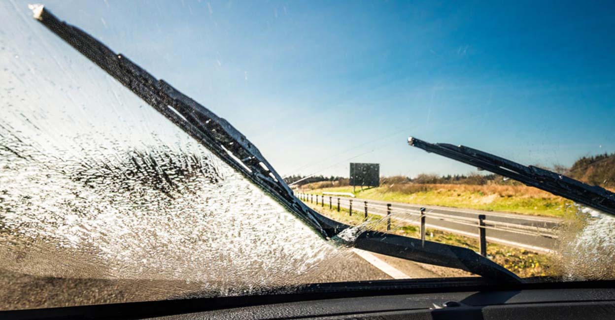 Exposure to heat can damage the car wiper. Photo: georgeclerk | iStock
