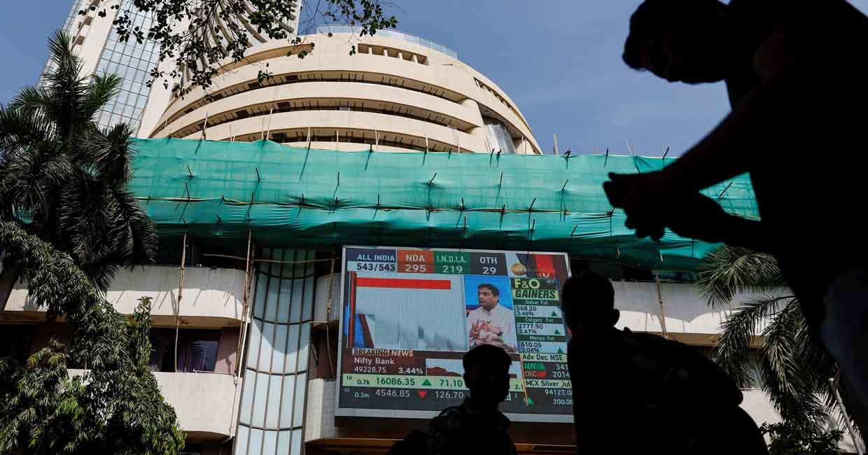 INDIA-ELECTION FILE PHOTO: People watch results for India's general elections on a screen outside the Bombay Stock Exchange (BSE) in Mumbai, India, June 4, 2024. REUTERS/Francis Mascarenhas/File photo
