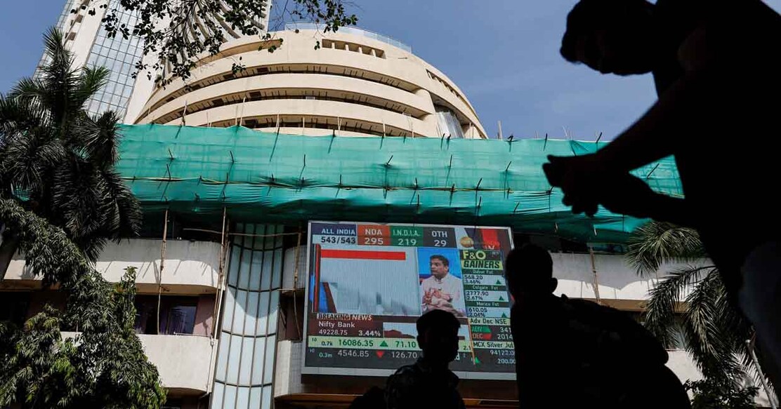 FILE PHOTO: People watch results for India's general elections on a screen outside the Bombay Stock Exchange (BSE) in Mumbai, India, June 4, 2024. REUTERS/Francis Mascarenhas/File photo