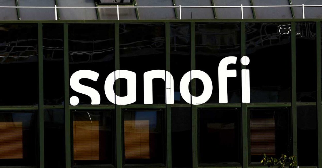 FILE PHOTO: The logo of Sanofi is seen at the French drugmaker's vaccine unit Sanofi Pasteur plant in Marcy-l'Etoile, near Lyon, France, September 30, 2023. REUTERS/Gonzalo Fuentes/File Photo