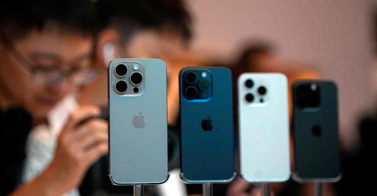 People look at the new iPhone 15 Pro as Apple's new iPhone 15 officially goes on sale across China at an Apple store in Shanghai, China September 22, 2023. Photo: REUTERS/Aly Song/File Photo
