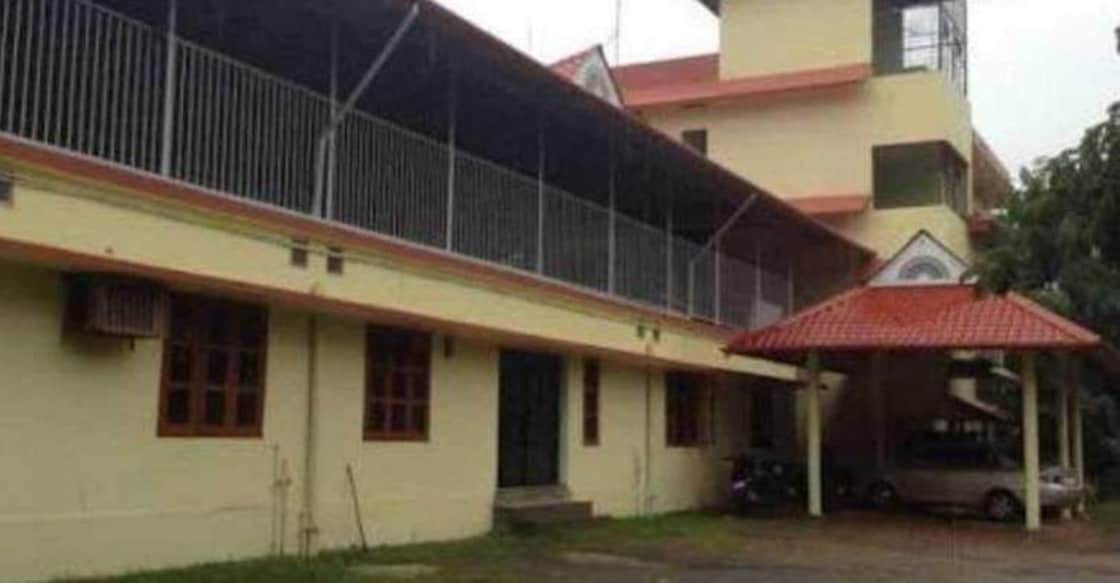 NSS volunteers open free library at Kadaplamattam government hospital